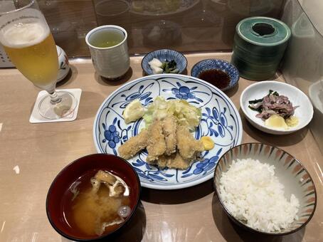 割烹屋のいわしフライ定食といわしの刺身 いわしフライ定食,食堂,ごはんの写真素材