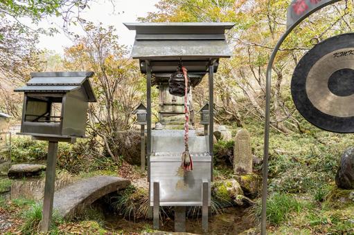 三重　御在所岳　八大龍王　本殿と長者池 御在所岳,山,御在所山の写真素材
