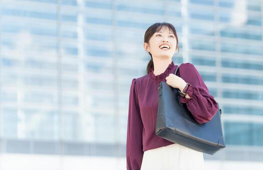 オフィス街に立つ女性・ビジネスウーマン 女性,人物,ビジネスの写真素材