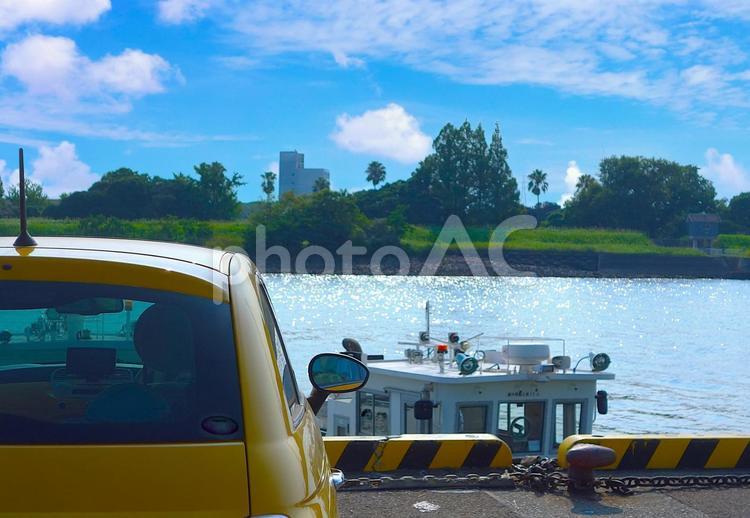泊地の波光とイタ車 車,港,海の写真素材
