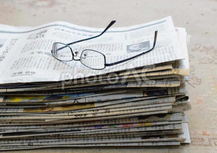 新聞と眼鏡 新聞,新聞紙,ニュースの写真素材