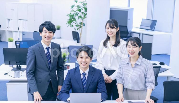 笑顔のある明るい職場風景 笑顔,ビジネスマン,ビジネスパーソンの写真素材