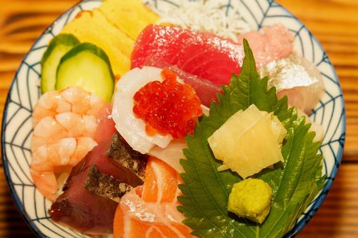 新鮮で美味しそうな海鮮丼 新鮮で美味しそうな海鮮丼の写真