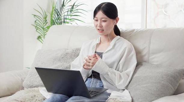 オンラインでカウンセリングを受ける女性 オンラインでカウンセリングを受ける女性 オンライン,カウンセリング,女性の写真素材