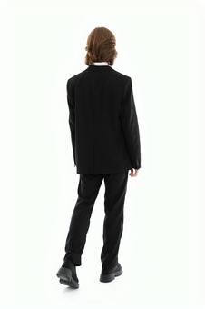 歩いている黒いスーツの人(後ろ姿) 歩いている黒いスーツの人(後ろ姿)の写真