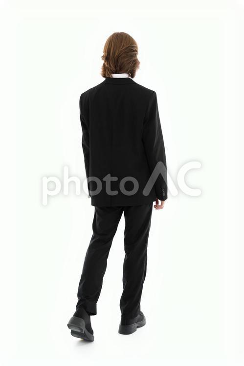 歩いている黒いスーツの人（後ろ姿） 男性,後ろ姿,歩くの写真素材