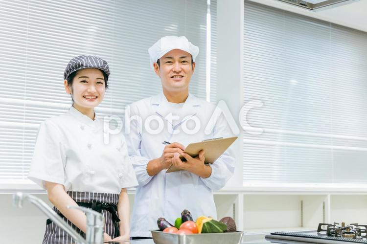 食品系の仕事をする男女（野菜） 食品工場,栄養士,調理師の写真素材