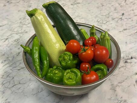 ザルいっぱいの夏野菜 夏野菜,野菜,家庭菜園の写真素材