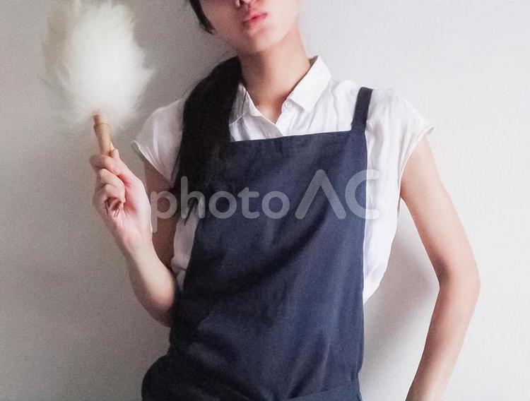 わた箒を持つ女性 女性,掃除,綿箒の写真素材