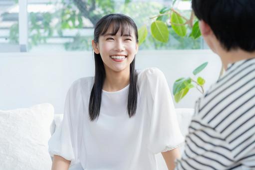 リビングでくつろぐ若いカップル 夫婦,カップル,リビングの写真素材