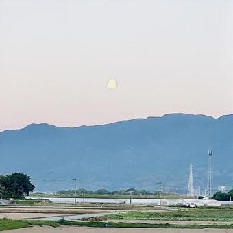 夕暮れの満月 夕暮れの満月の写真