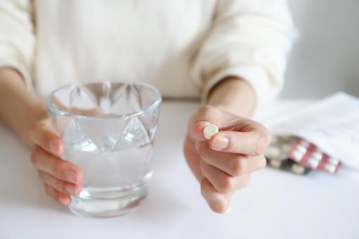 薬を飲む手元 薬を飲む手元 服薬,飲み薬,薬の写真素材