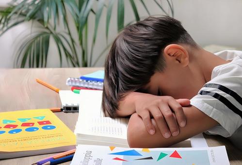 勉強中にやる気がなくなった男の子 2 勉強中にやる気がなくなった男の子 2 勉強,子供,出来ないの写真素材
