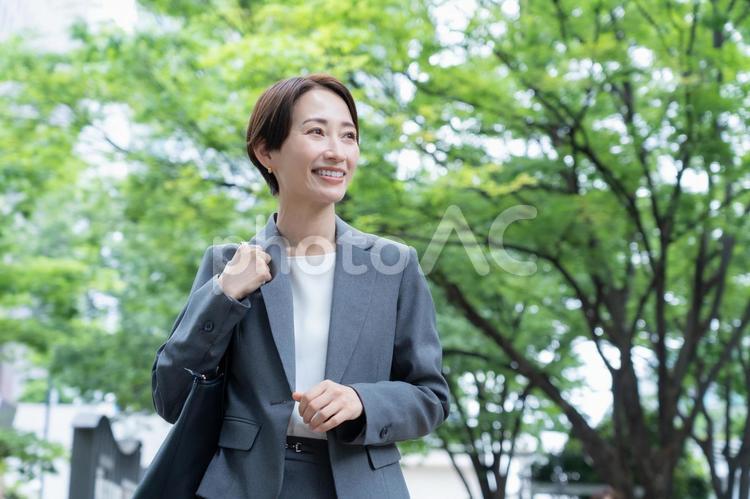 オフィス街で働くミドルのビジネスウーマン ビジネス,女性,通勤の写真素材