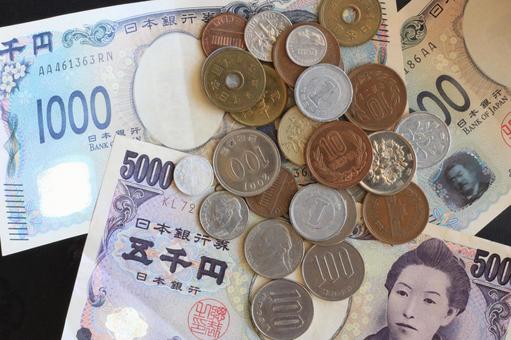 日本紙幣3枚と日本海外のコイン―黒バック 日本紙幣3枚と日本海外のコイン―黒バック 紙幣,お金,コインの写真素材