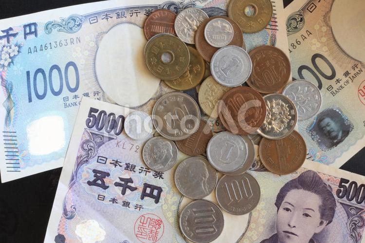 日本紙幣3枚と日本海外のコイン―黒バック 紙幣,お金,コインの写真素材