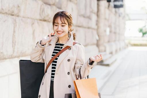 ショッピングをする若い女性 女性,ショッピング,買い物の写真素材