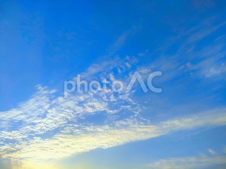 青空と変わった形の雲 青空,空,ブルースカイの写真素材