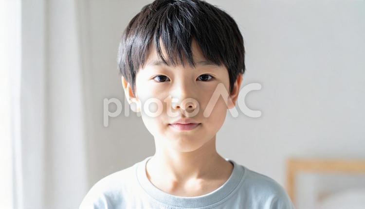 室内にいる小学生の男の子 男の子,小学生,子供の写真素材