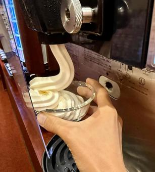 ソフトクリームを自分で盛る ソフトクリームを自分で盛る バニラ味,セルフサービス,氷菓子の写真素材