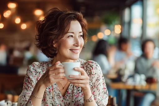 カフェでリラックスするミドル女性1の写真