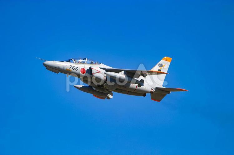 飛行する航空自衛隊の練習機T-4 航空自衛隊,自衛隊,ミリタリーの写真素材