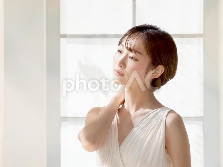 日差しを浴びる女性_AS000002 女性,日差し,日光の写真素材