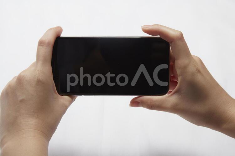 スマホで写真を撮る女性の手 とる,カメラ,カードの写真素材