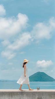 白いワンピースで夏を楽しむ女性の横顔 白いワンピースで夏を楽しむ女性の横顔の写真