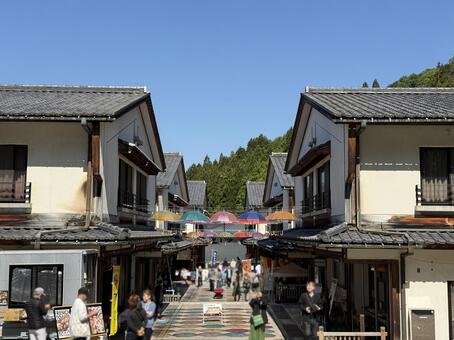 大師山清大寺の門前町　アンブレラスカイ ビニール傘,虹色,レインボーの写真素材