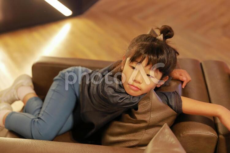 ソファでくつろぐ女の子3 女の子,ソファ,リビングの写真素材