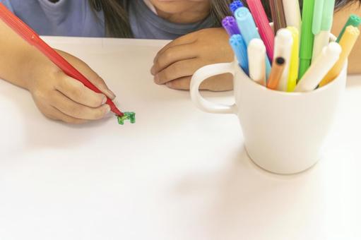 お絵描きしている女の子の手元(5歳) お絵描きしている女の子の手元(5歳) 女の子,子供,お絵描きの写真素材