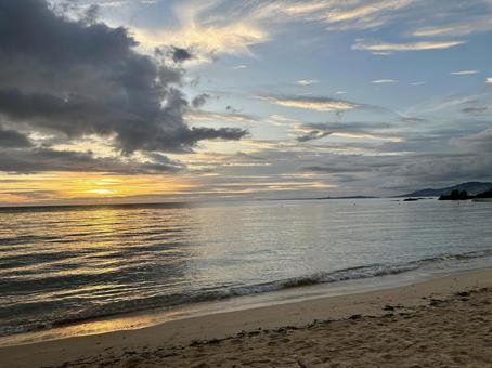 沖縄のビーチと夕日 沖縄のビーチと夕日の写真
