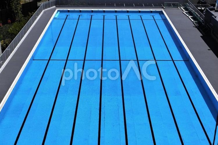 完成したプールに水を始めて入れて準備OK プール,修理終了,水の写真素材