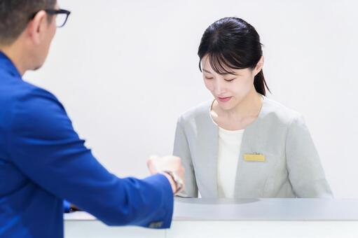 ホテルで謝罪をする女性スタッフ 女性,ホテル,スタッフの写真素材