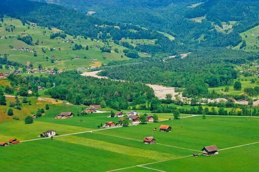 アルプスの麓に広がるのどかな田園風景 夏,スイス,田舎の写真素材