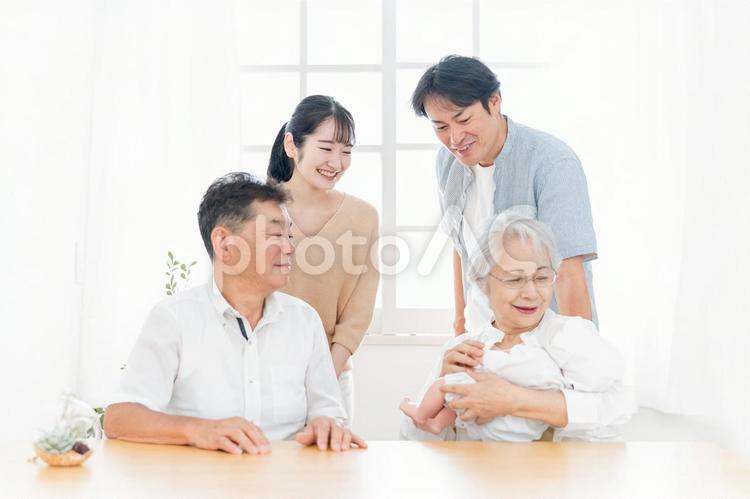 老夫婦と若い夫婦（里帰り出産） 孫,家族,出産の写真素材