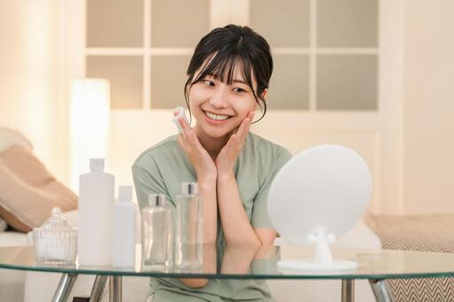 夜に部屋でスキンケアする若いアジア人女性 スキンケア,ナイトケア,肌ケアの写真素材