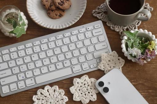 スマホとコーヒー　デスクワーク スマホ,ビジネス,デスクワークの写真素材