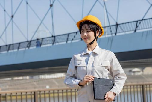 建設現場の作業服の女性 建設現場の作業服の女性 女性,ビジネスウーマン,建設の写真素材