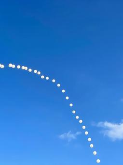 青い空と白い風船 青い空と白い風船 青空,風船,フェスの写真素材