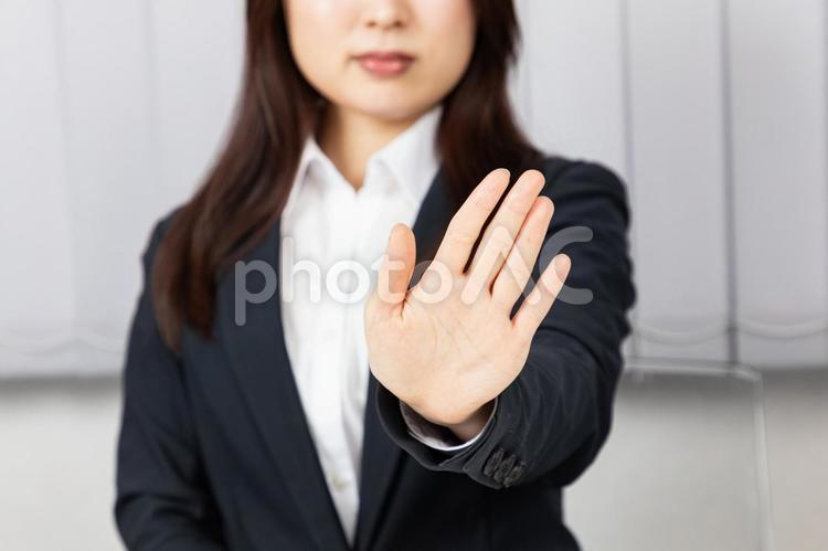 ハラスメントを受けて断るアジア人女性03 ビジネス,女性,ngの写真素材