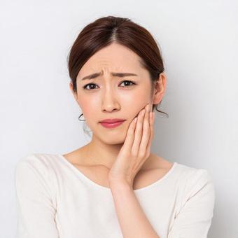 歯に痛みがある女性 歯に痛みがある女性の写真