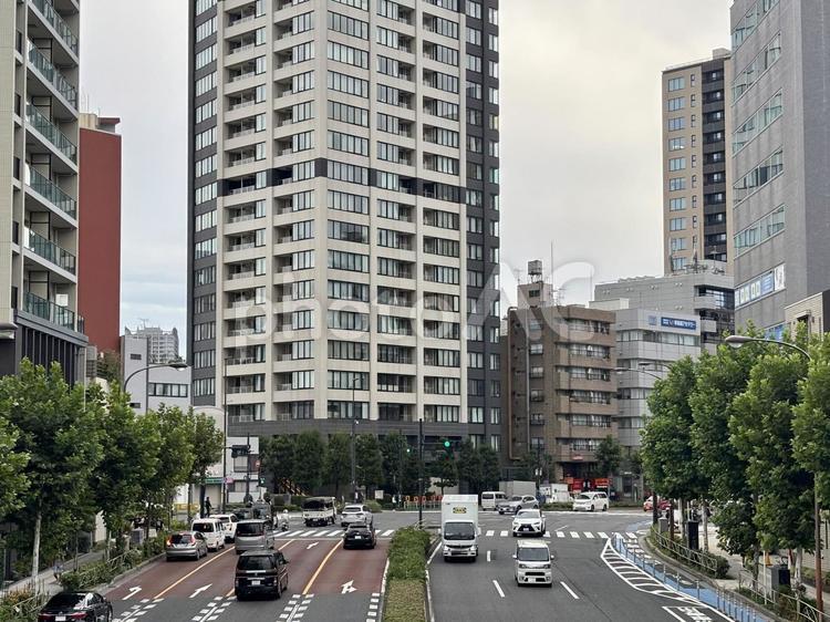 大都会東京のビル群と道路（曇り） ビル群,街並み,ビジネス街の写真素材