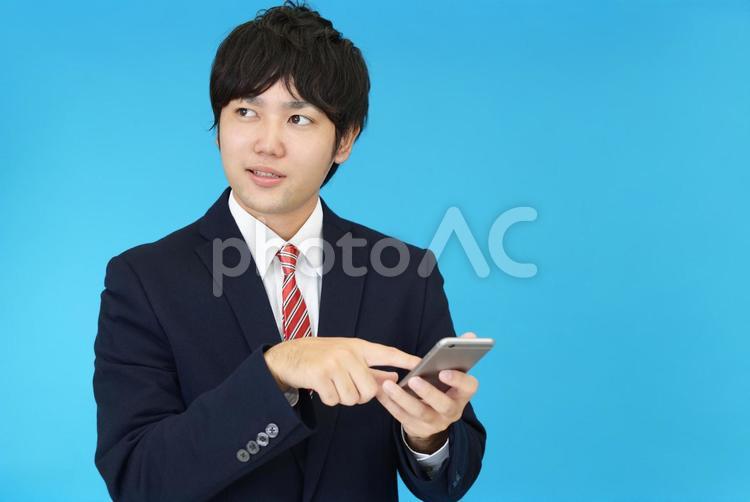 スマートフォンを持つビジネスマン 男性,サラリーマン,ビジネスマンの写真素材