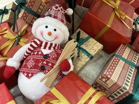 クリスマスプレゼントと笑顔の雪だるま クリスマス,雪だるま,贈り物の写真素材