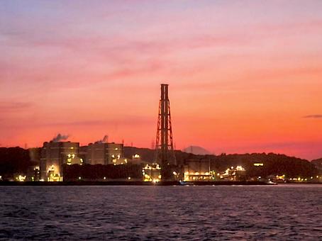 海から見る横須賀火力発電所 富士山も遠望 海から見る横須賀火力発電所 富士山も遠望 横須賀火力発電所,火力発電所,発電所の写真素材