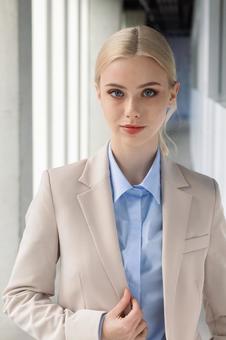 オフィスの廊下に居るビジネスウーマン ビジネスウーマン,ビジネス,女性の写真素材