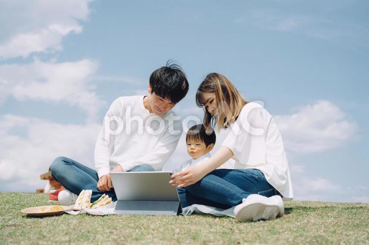 空とタブレットPCを使う家族 家族,タブレットpc,アニメの写真素材