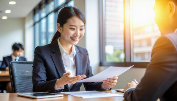 商談風景 顧客に提案する女性会社員 商談風景 顧客に提案する女性会社員の写真